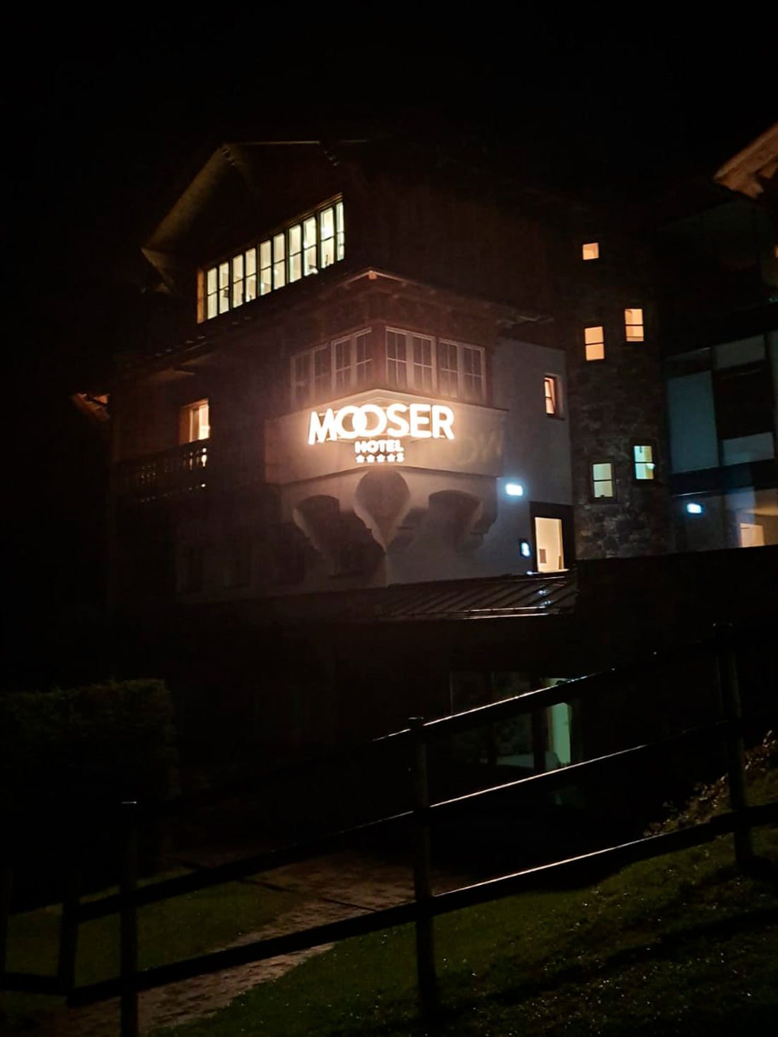 Mooserhotel Leuchtschrift bei Nacht